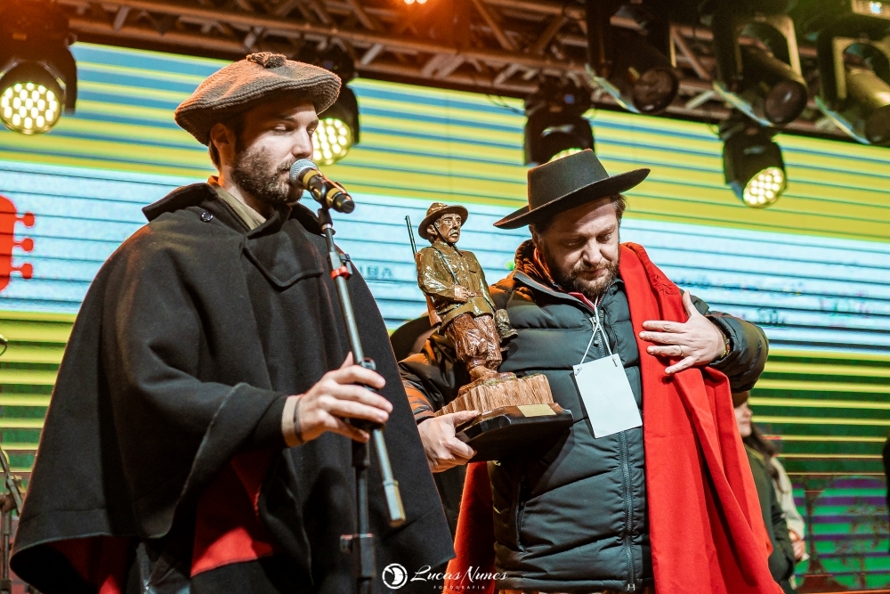 Música vencedora do 37º Carijo, a milonga Ajoujo recebe o título de Música do Ano no Troféu Ronda dos Festivais 2024